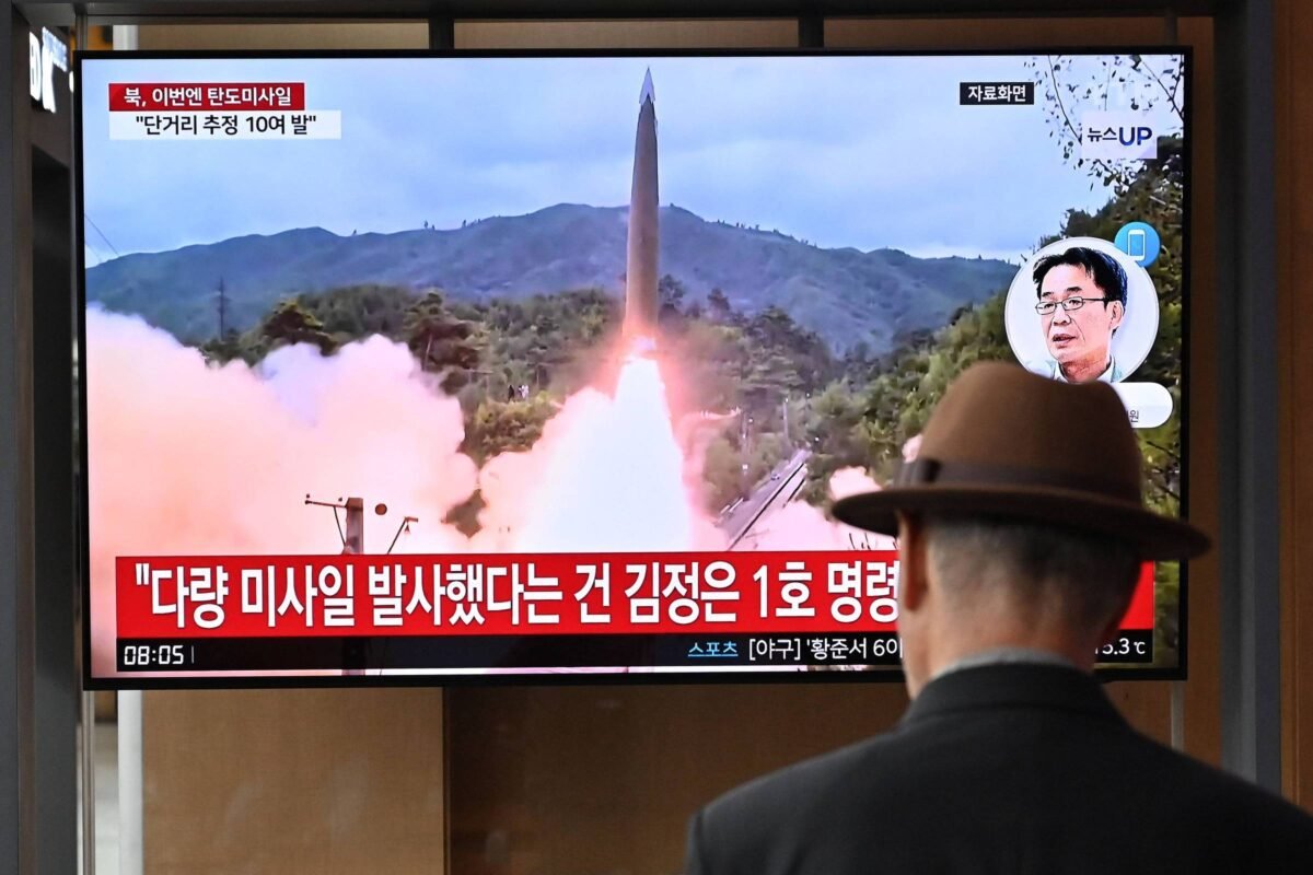 Coreia do Norte realiza teste com 18 mísseis; veja vídeo