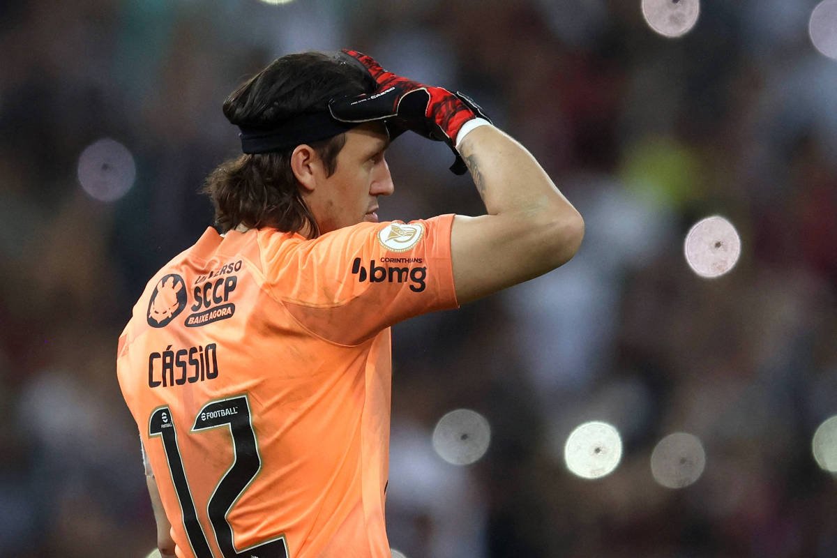 Corinthians oferece aumento e 2 anos de contrato a Cássio