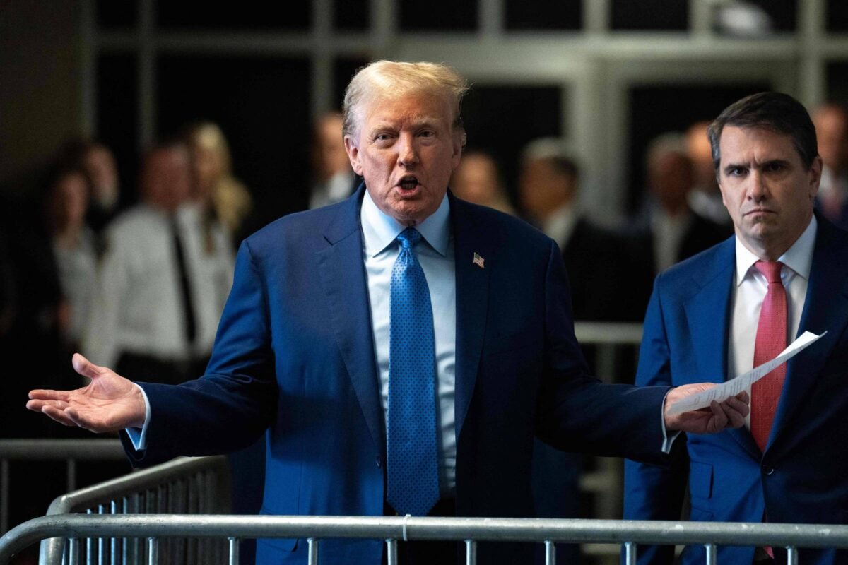 Defesa de Trump troca provocações com atriz pornô - 09/05/2024