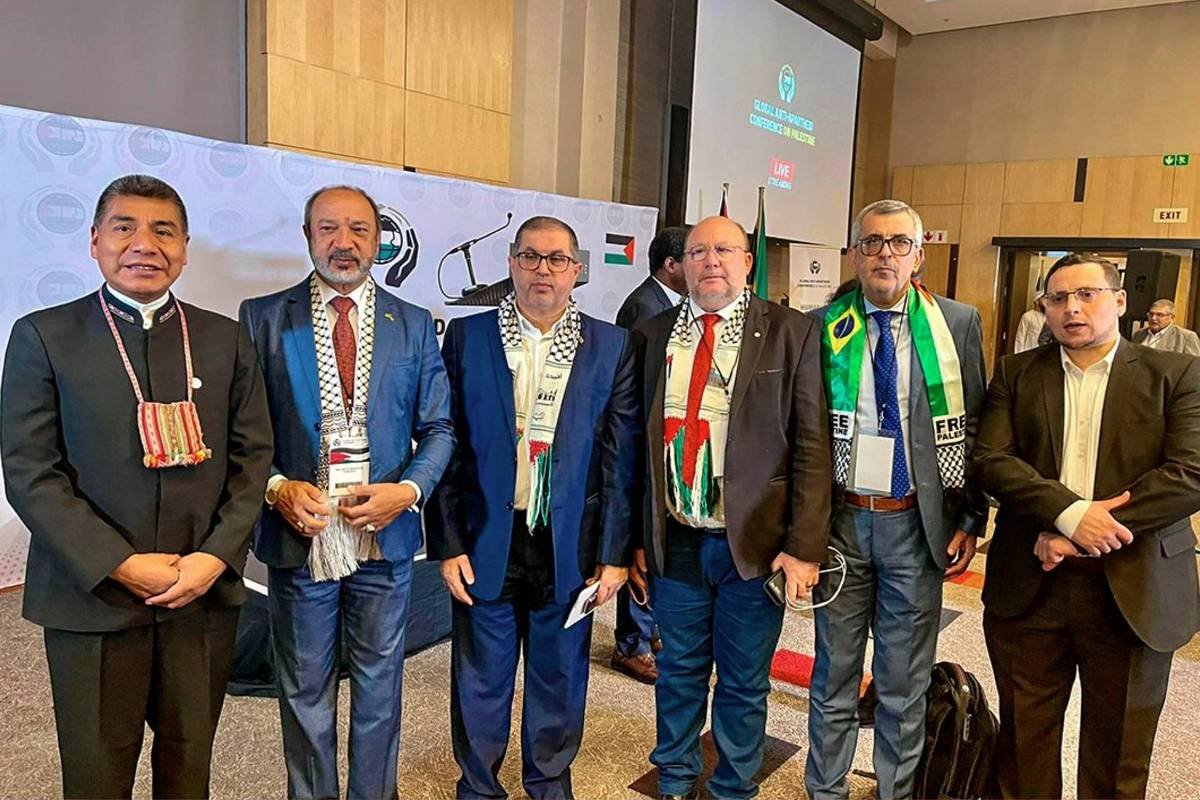 Deputado do PT tira foto com membro do Hamas -