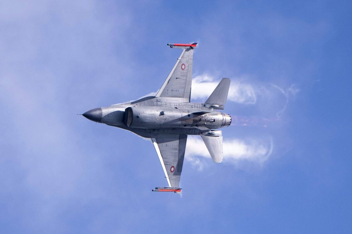 Dinamarca aprova uso de F-16 doados contra alvos na Rússia
