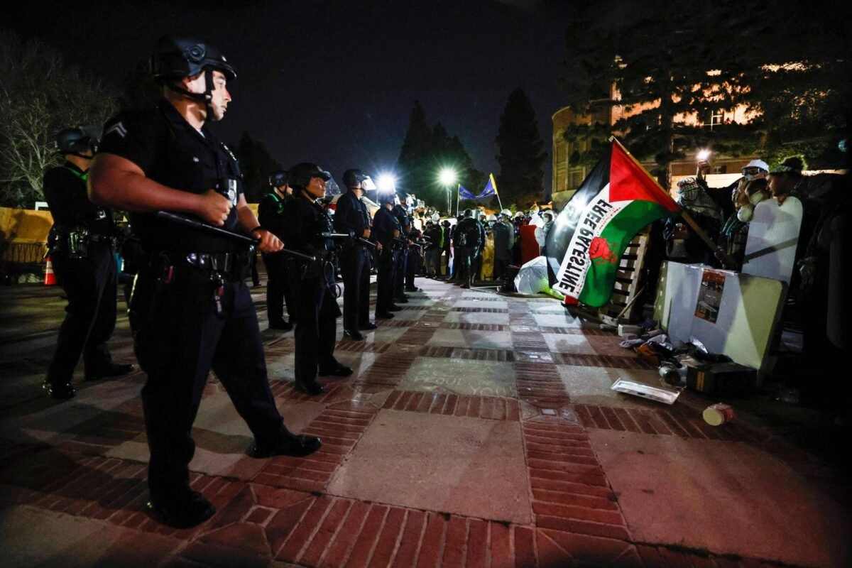 EUA: Polícia desmonta acampamento pró-Palestina da Ucla - 02/05/2024 -