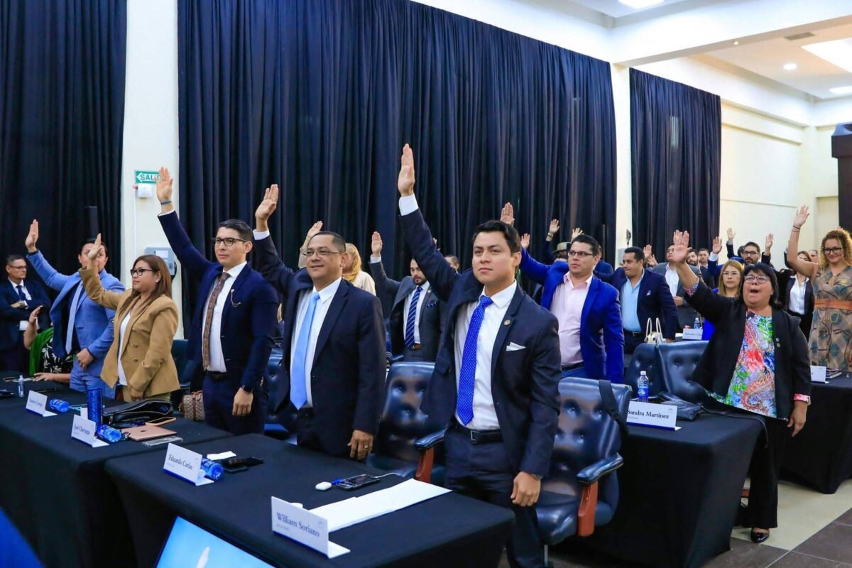 El Salvador facilita reeleição sem limites de Bukele - 30/04/2024