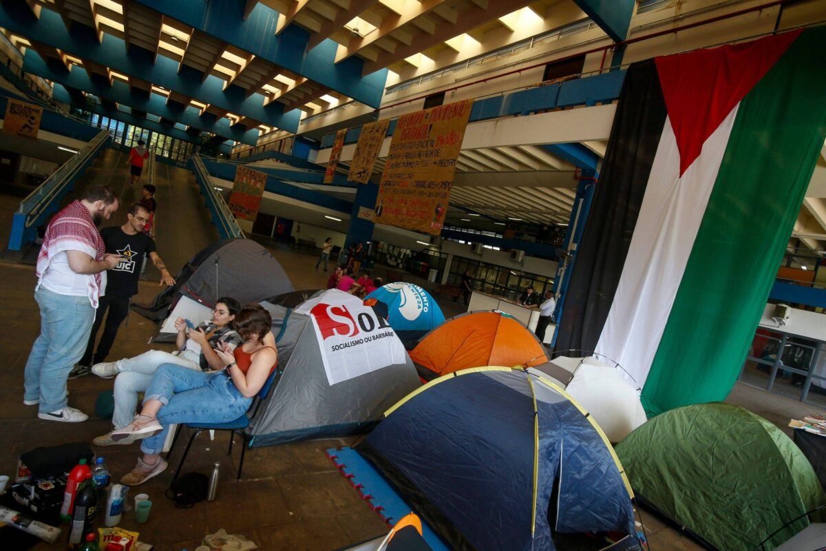 Estudantes da USP encerram acampamento pró-Palestina - 09/05/2024 - Mundo