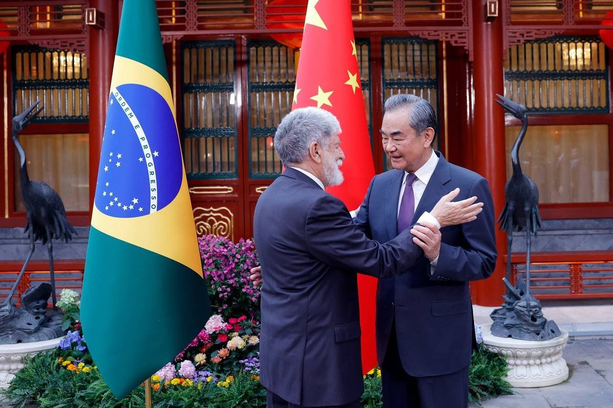 Há mudança na Rússia, diz Amorim sobre diálogo de paz