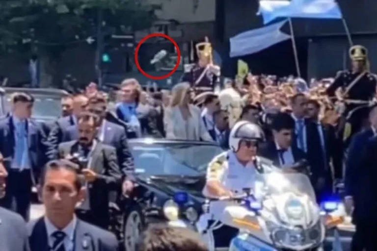 Homem é condenado por atirar garrafa na posse de Milei