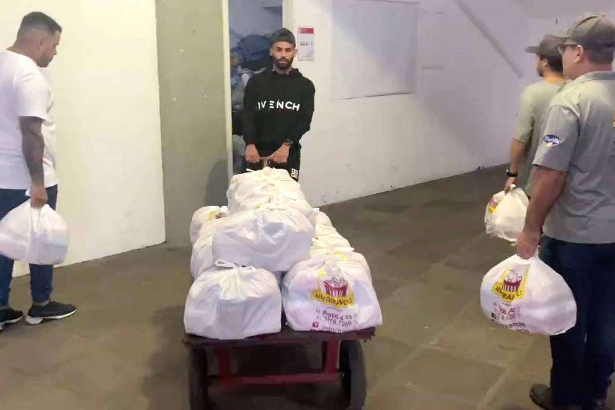 Jogadores de Internacional e Grêmio ajudam afetados pelas enchentes no