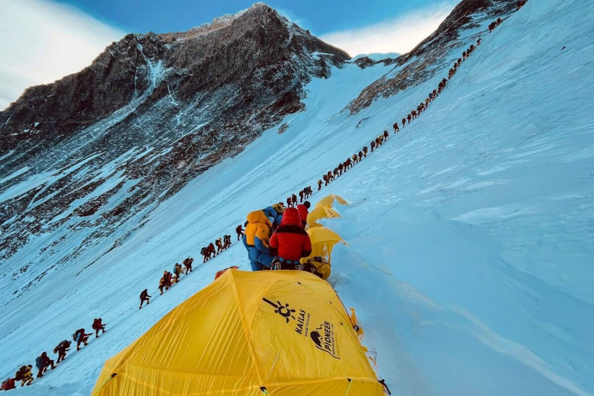 Justiça do Nepal limita permissões de escalada no Everest -