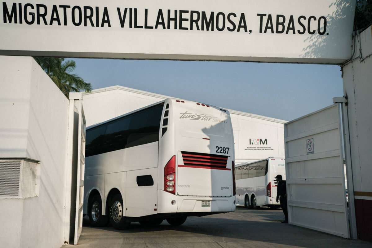 México leva imigrantes para longe da fronteira com os EUA
