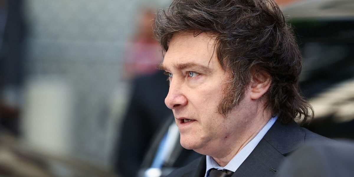 Milei retira do ar sites e perfis de rádios e