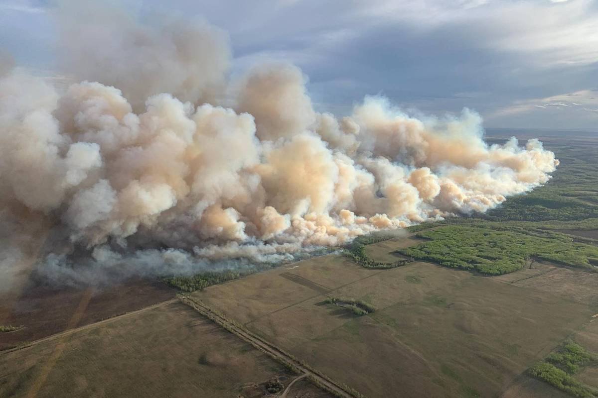 Milhares deixam casas no Canadá por incêndios florestais - 13/05/2024