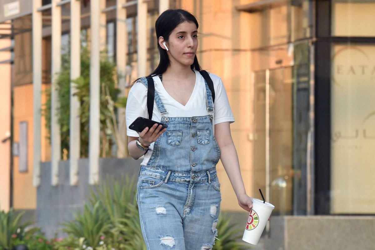 Mulher é presa na Árabia Saudita por conteúdo feminista -
