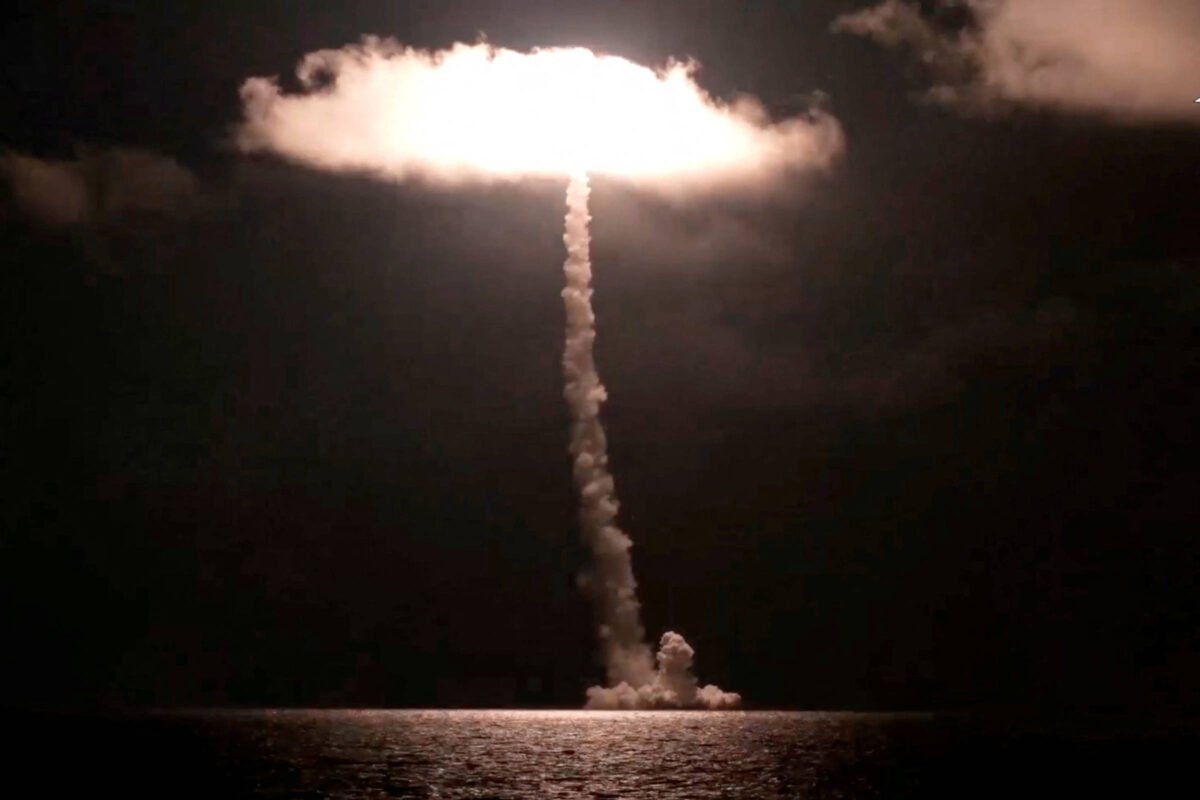 Novo míssil nuclear de submarinos russos entra em serviço -
