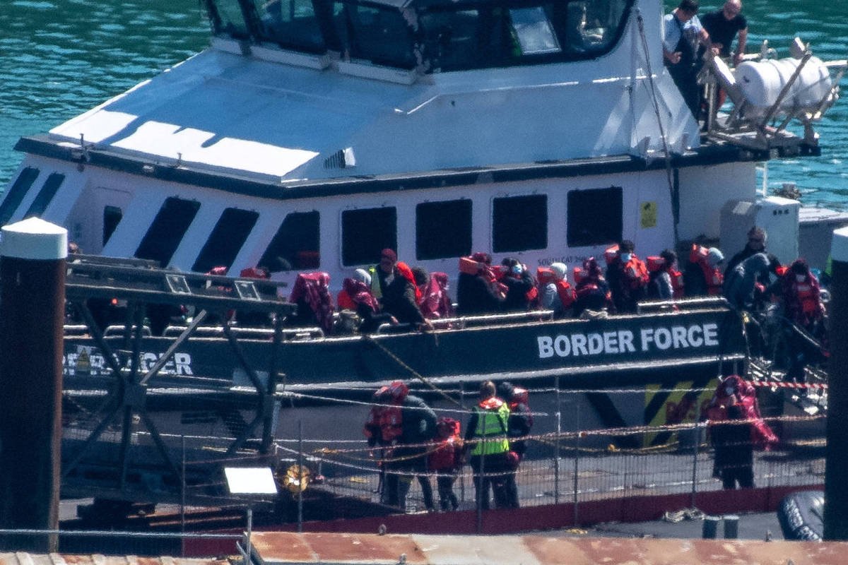 Reino Unido detém migrantes que serão deportados a Ruanda -