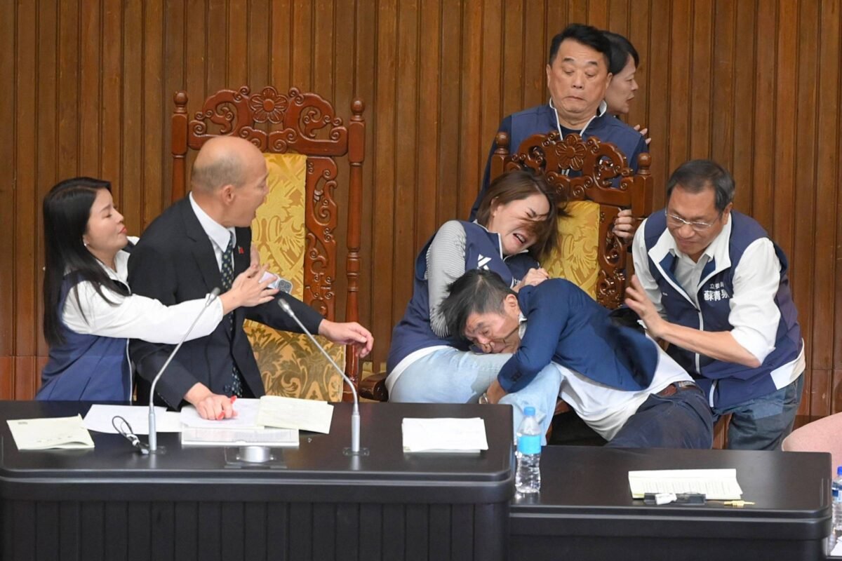 Sessão no Parlamento de Taiwan acaba em pancadaria; vídeo -