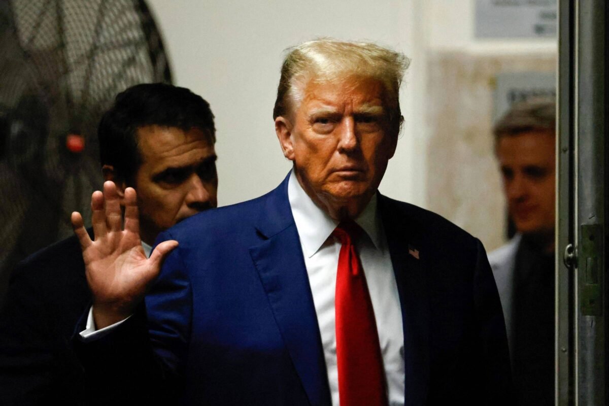 Trump é multado em julgamento e juiz alerta sobre prisão