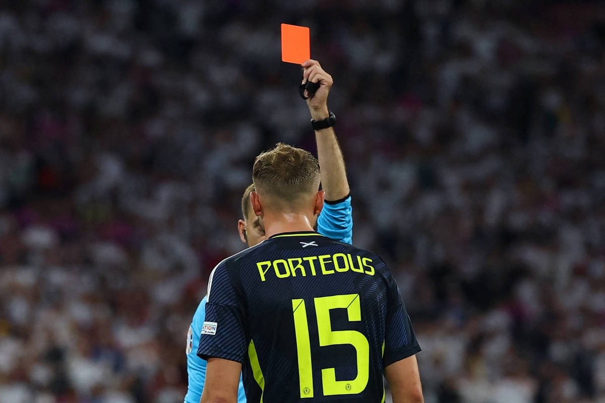 Árbitros 'baixinhos' punem com maior rigor jogadores altos - 21/06/2024