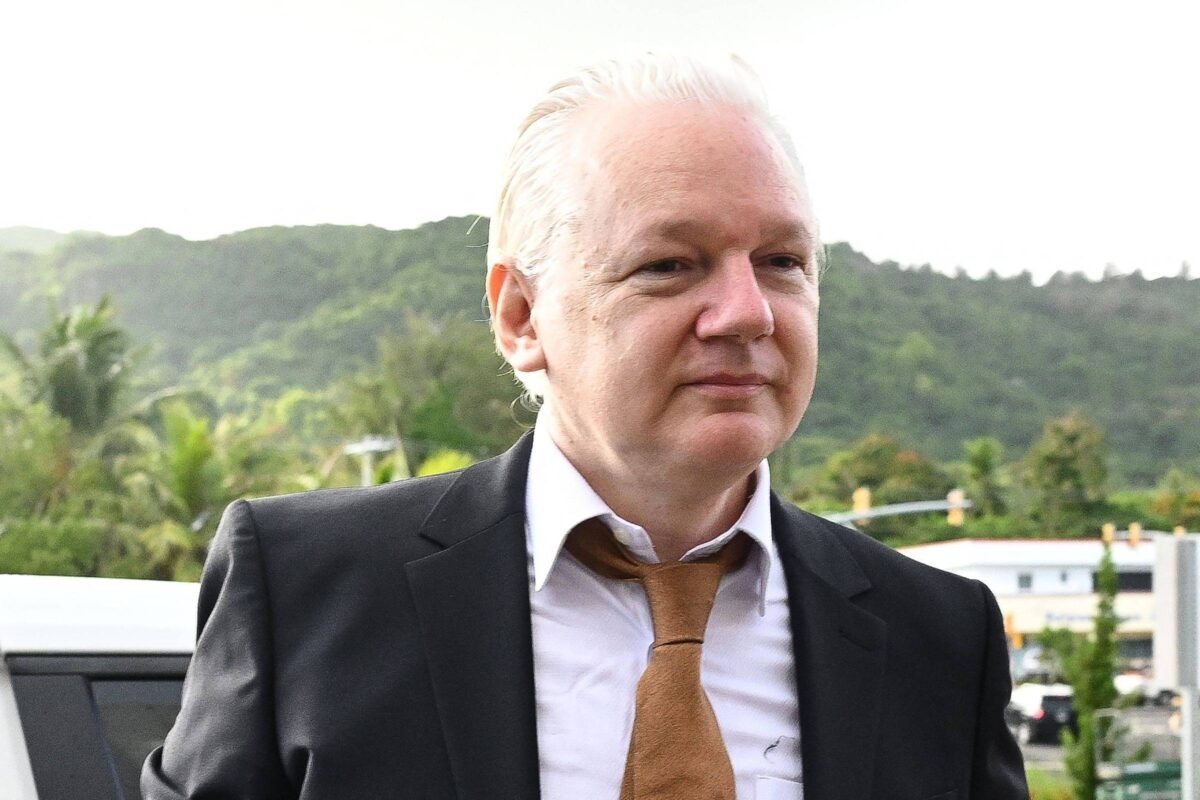 Assange se declara culpado em acordo com os EUA -