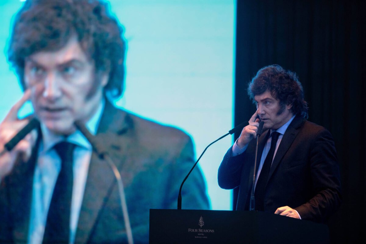 Base de Javier Milei sente choque, mas aceita sacrifícios -