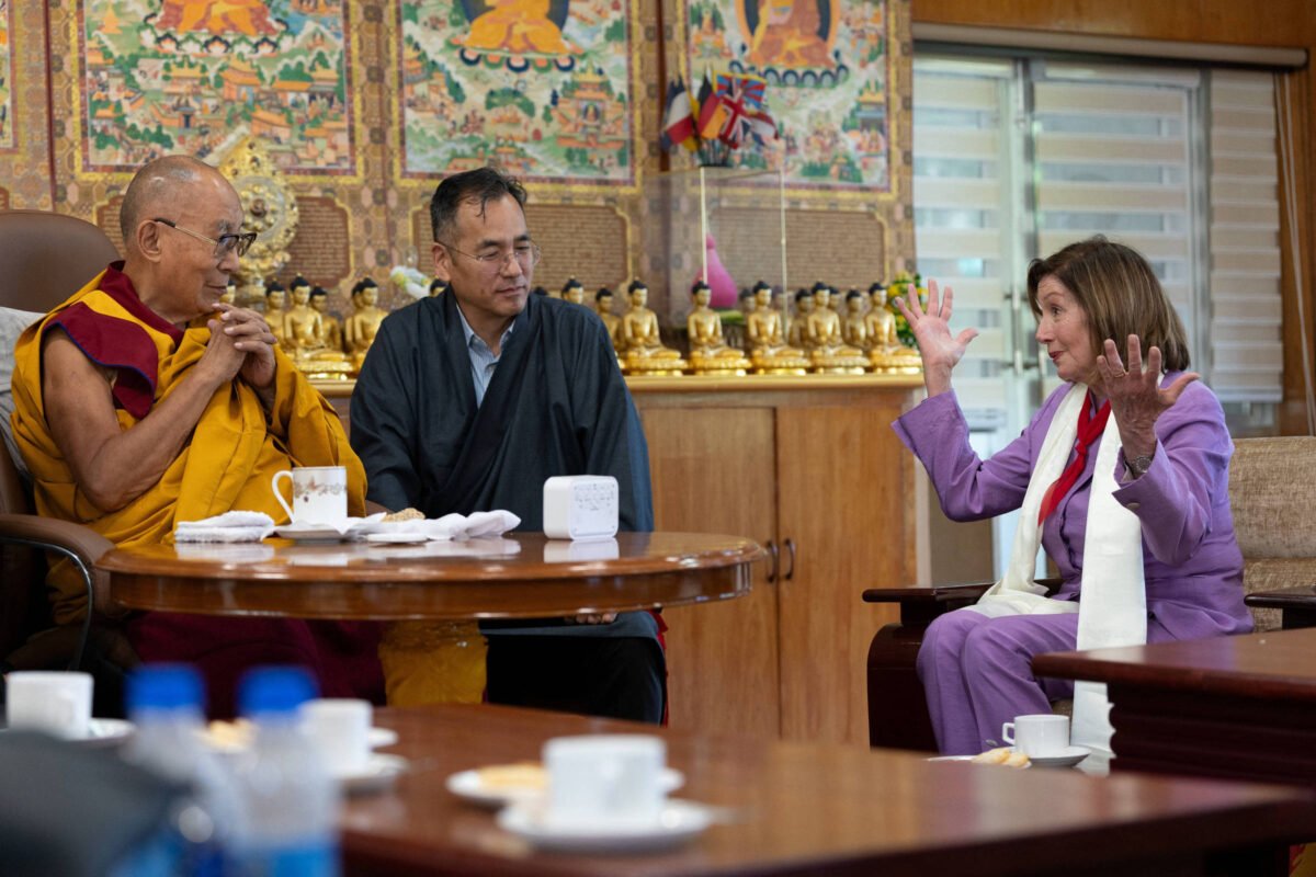 Congressistas dos EUA provocam China e visitam dalai lama -