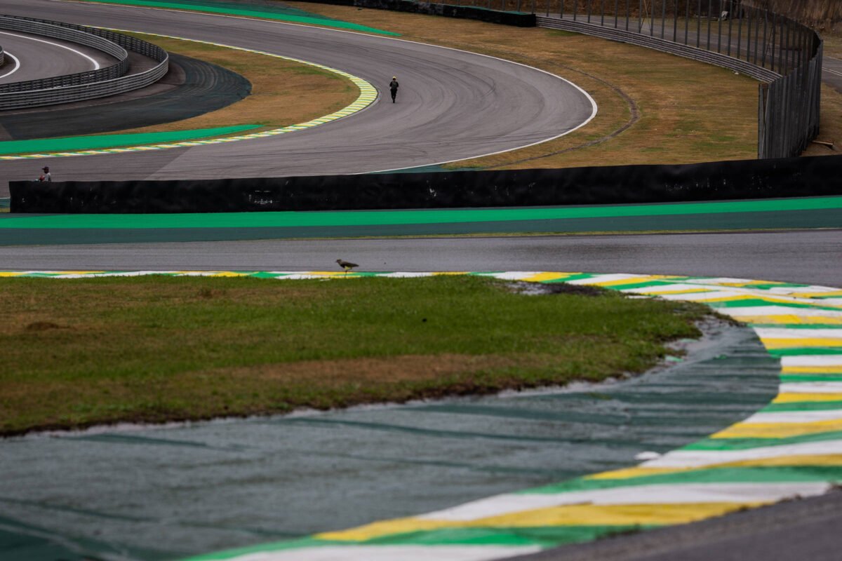 Criança de 9 anos sofre acidente de moto em Interlagos