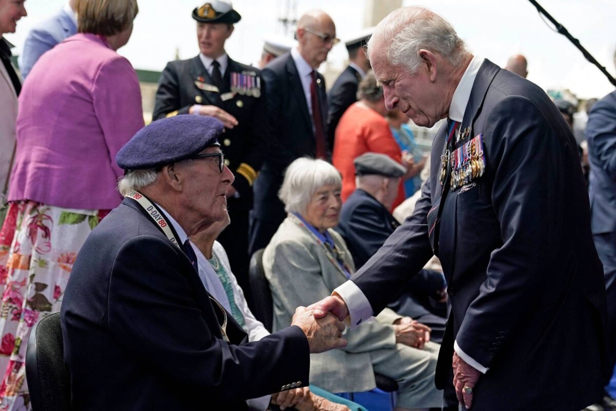 Dia D: Rei Charles homenageia veteranos no Reino Unido -