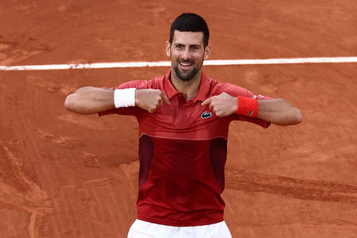 Djokovic escapa de eliminação e bate recorde de vitórias -