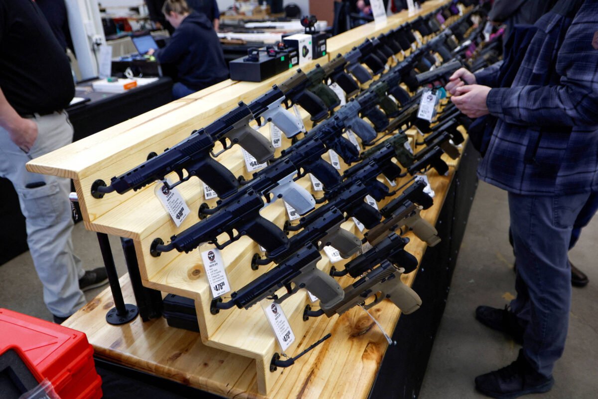 EUA: Tribunal mantém proibição de armas para agressores - 21/06/2024