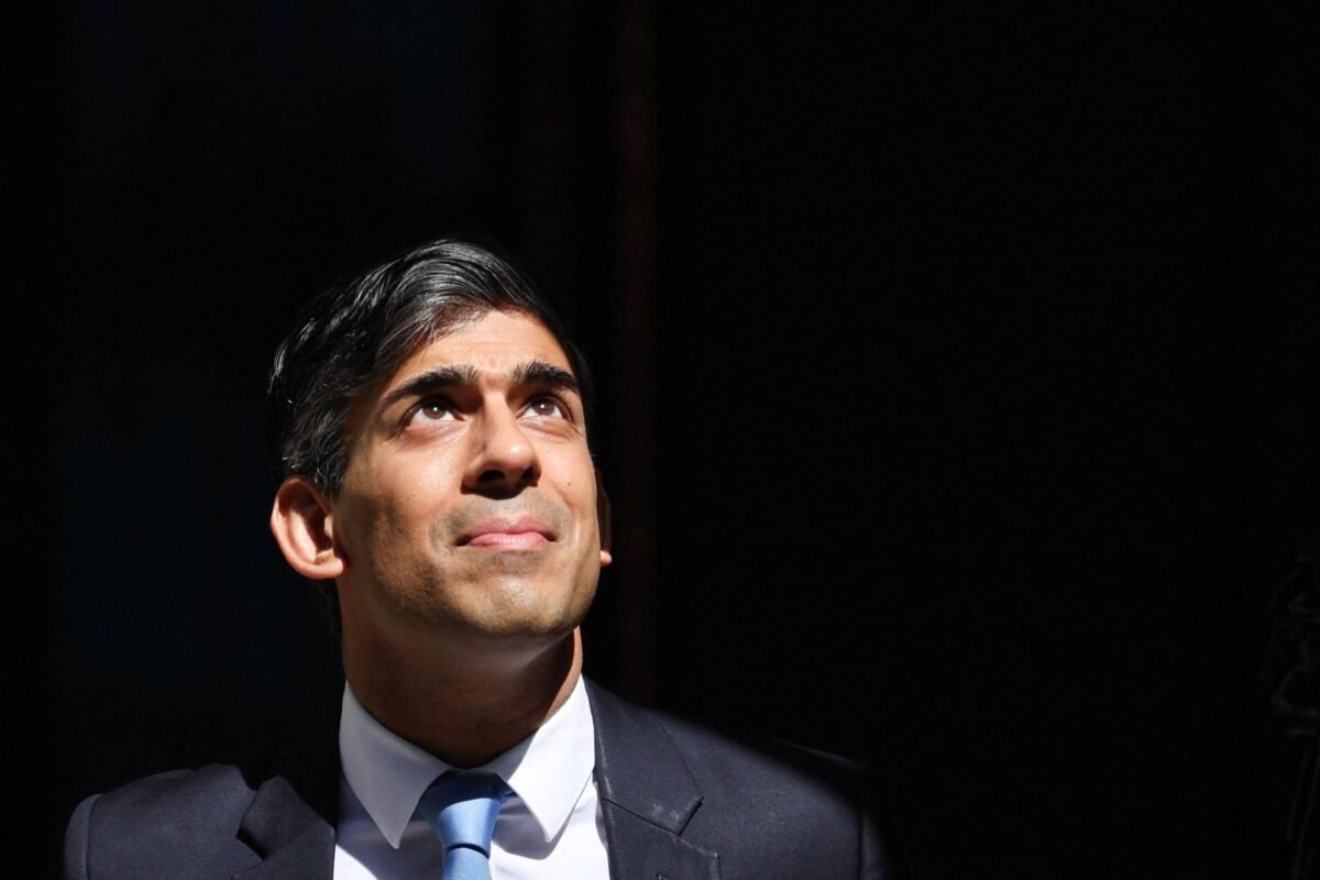 Eleição no Reino Unido força conservadores a decidir rumo -