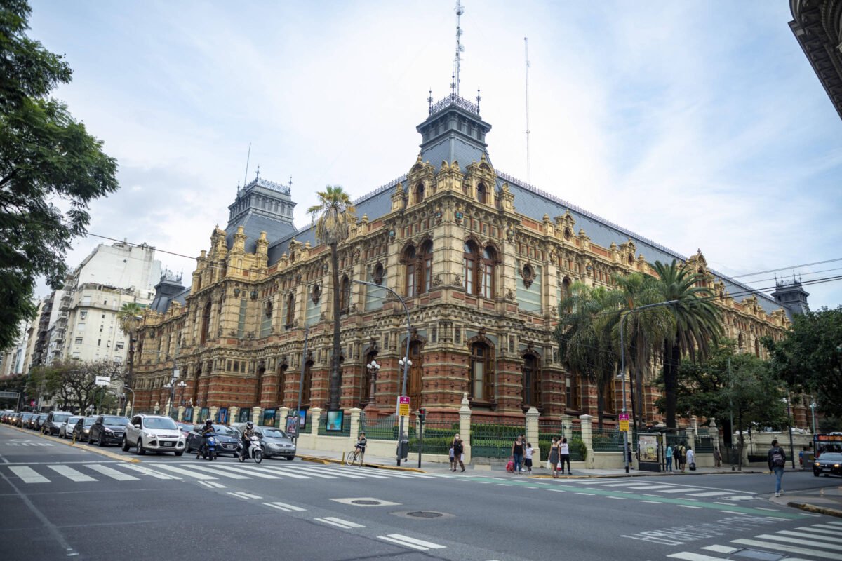 Esgoto e água de Buenos Aires devem ser reprivatizados -