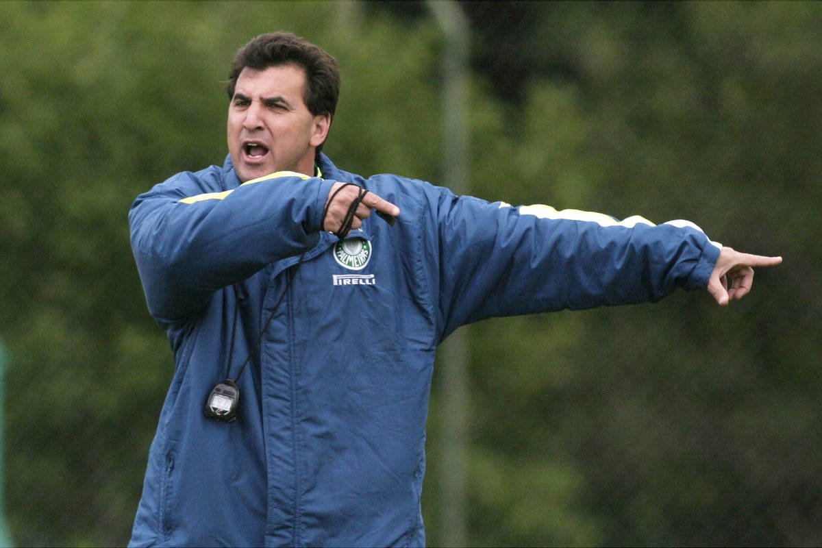 Estevam Soares, ex-técnico do Palmeiras, é investigado por suspeita de