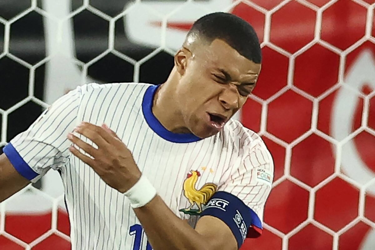 Mbappé escapa de cirurgia, mas pede 'ideias para máscaras' -