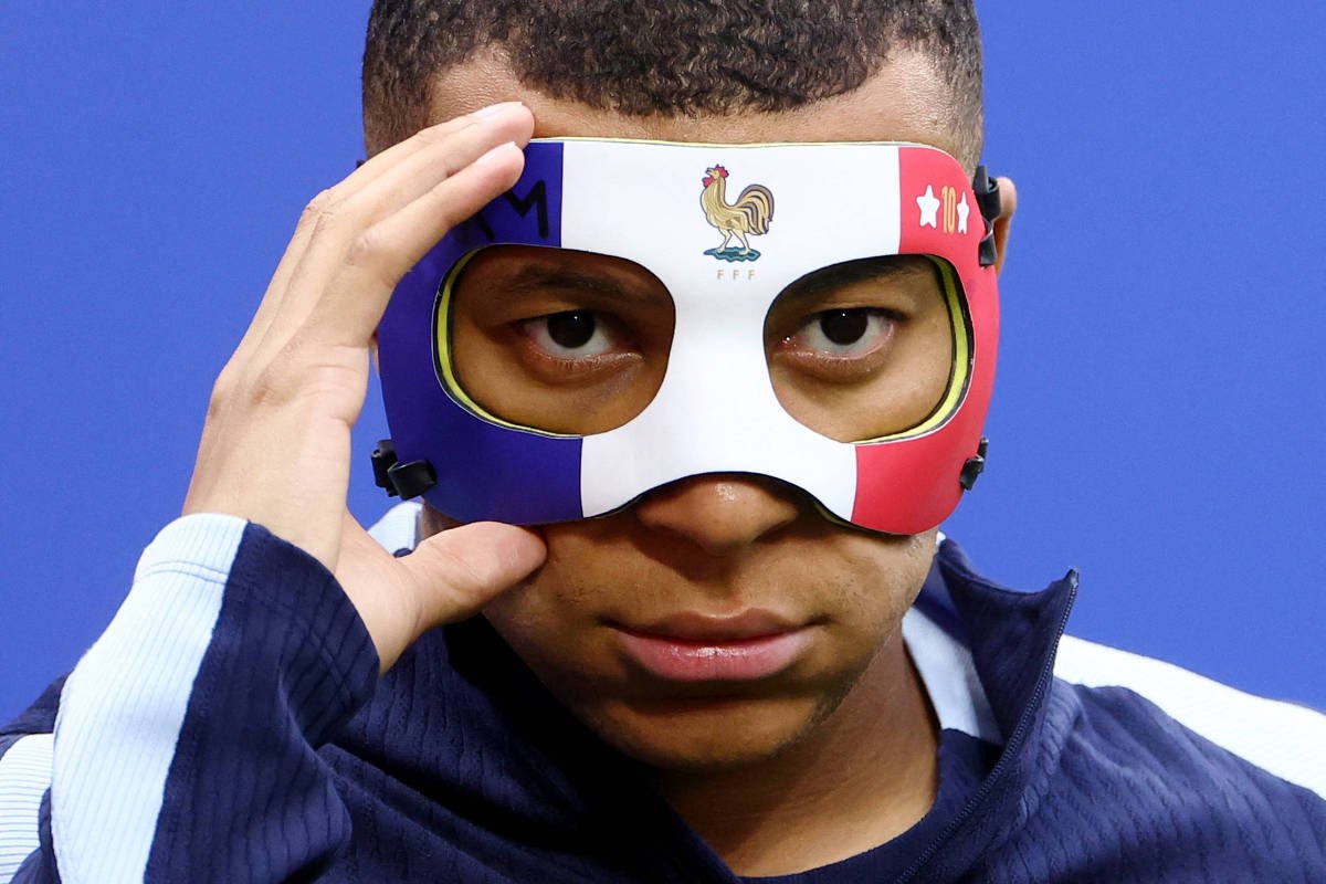 Mbappé treina com nova máscara após fraturar o nariz -