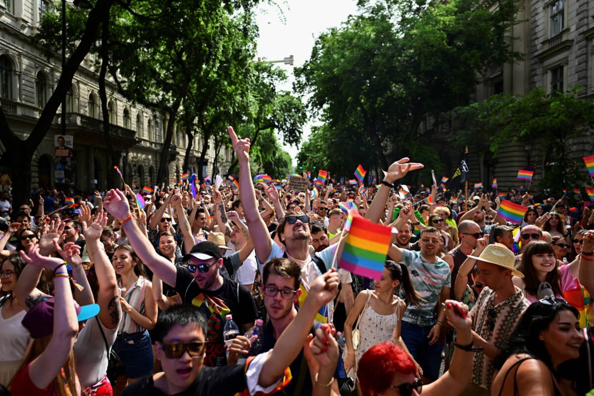 Milhares protestam contra política anti-LGBTQIA+ de Orbán - 22/06/2024 -