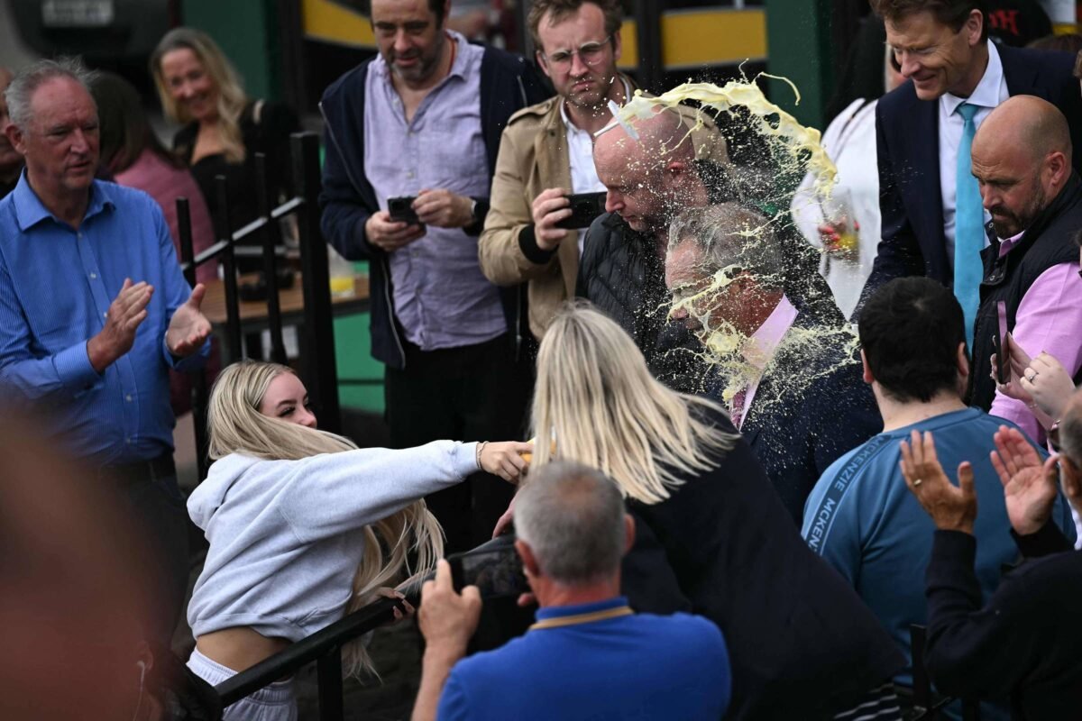 Mulher joga refrigerante em Nigel Farage no Reino Unido -