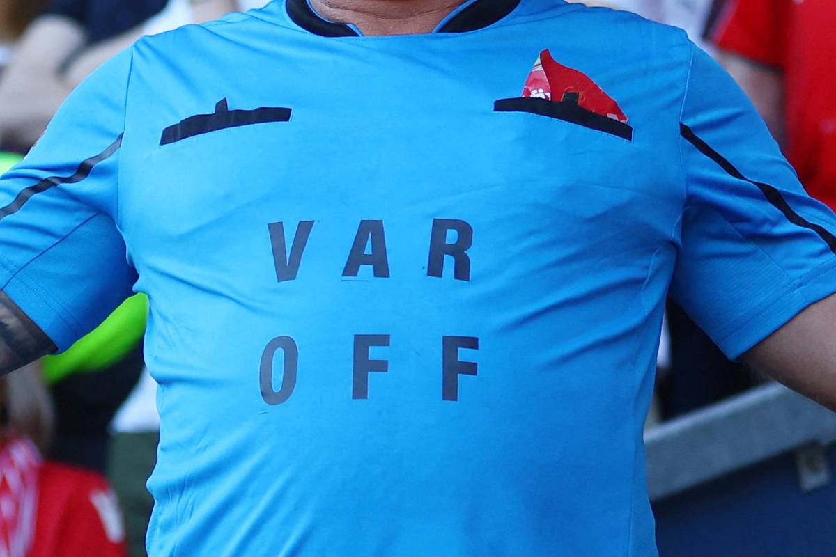 Nove razões para a Inglaterra dar cartão vermelho ao VAR