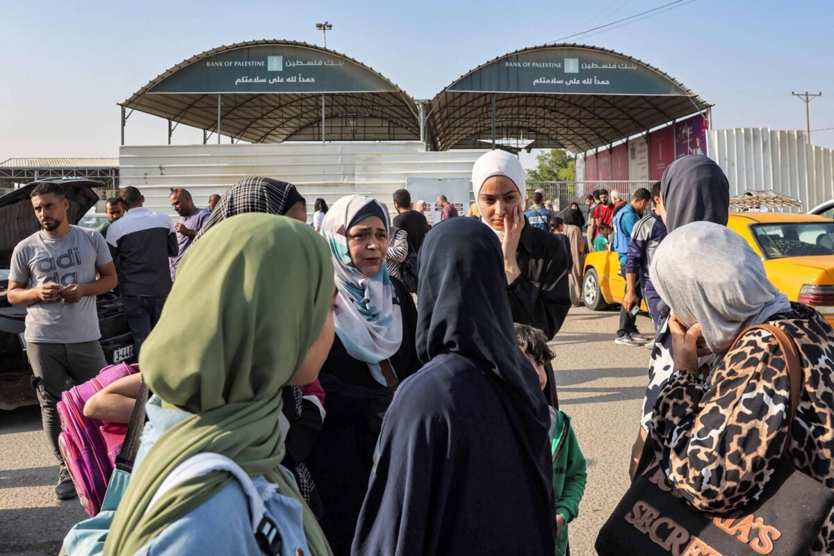 Palestinos pagam fortunas para escapar de Gaza pelo Egito -