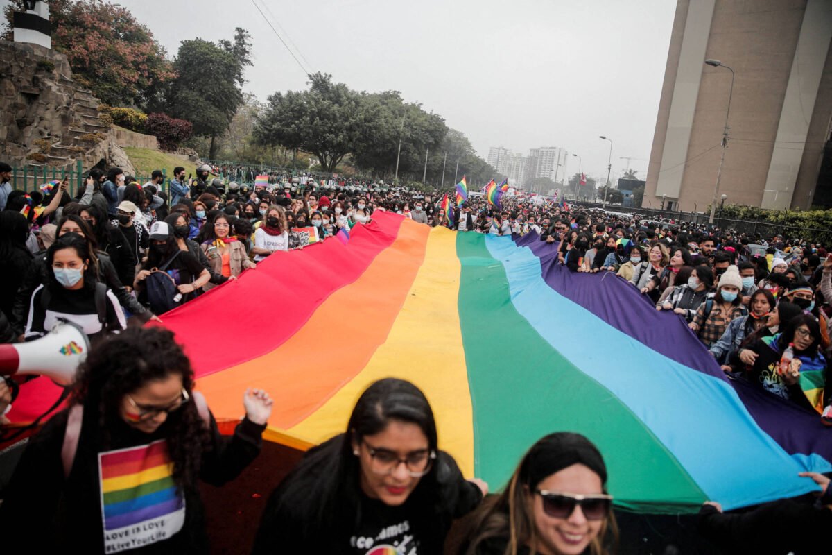 Peru deixa de classificar transexualidade como doença - 25/06/2024 -