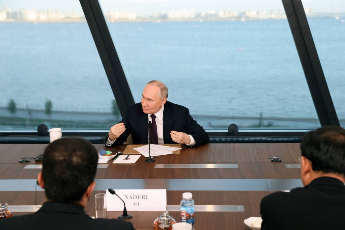Putin distribui ataques a Ucrânia e EUA em fórum na