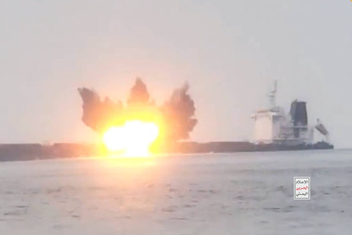 Vídeo: Houthis usam drone naval para explodir cargueiro - 20/06/2024