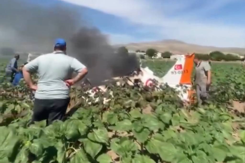 Vídeo: Queda de avião militar na Turquia deixa dois mortos