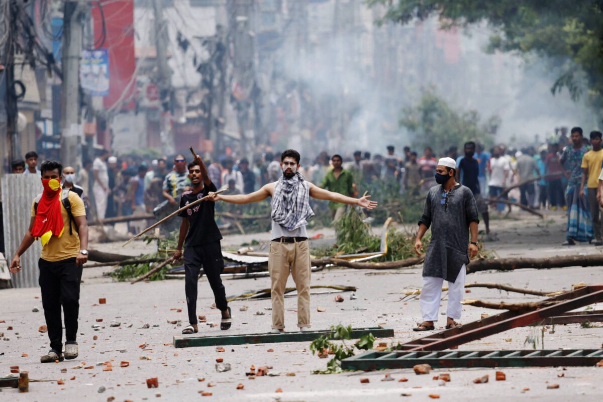 Ao menos 105 morrem em protestos estudantis de Bangladesh -
