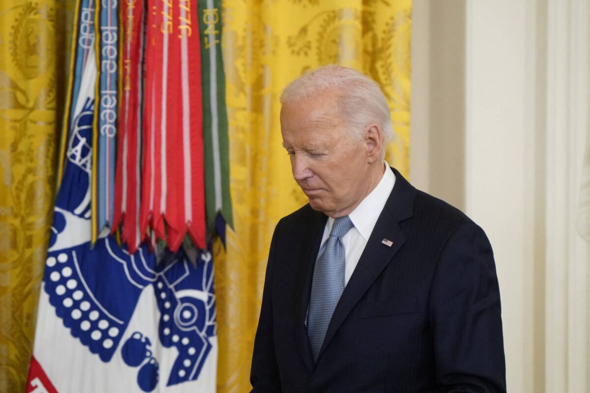 Biden diz que fica na campanha, mas erosão é evidente