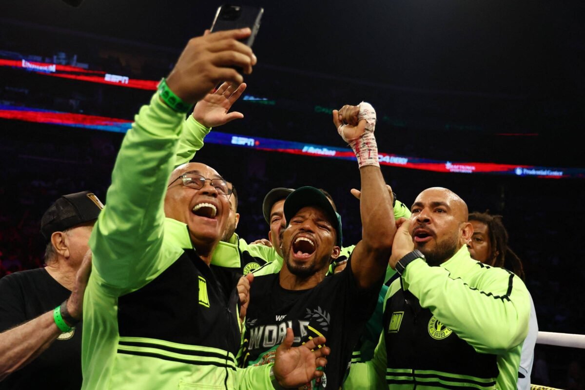 Campeão mundial Robson Conceição é recebido com festa - 08/07/2024