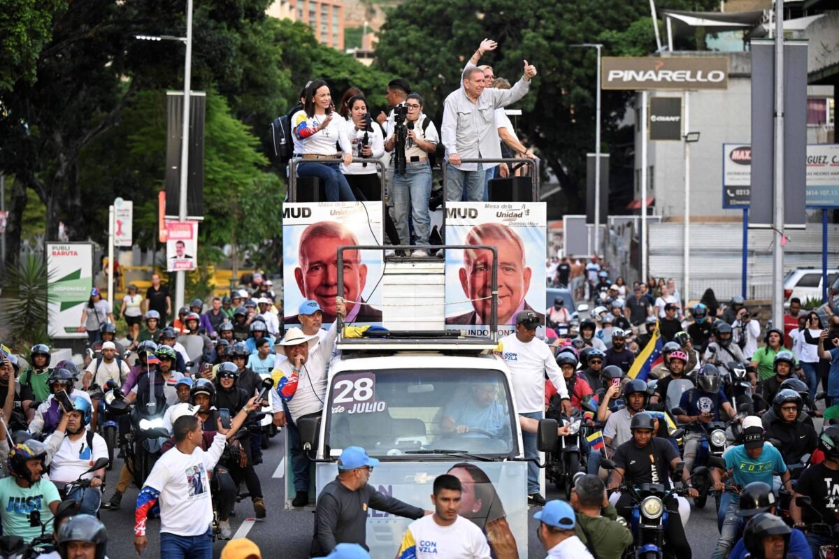 Caracas é tomada por caravanas de Maduro e González -