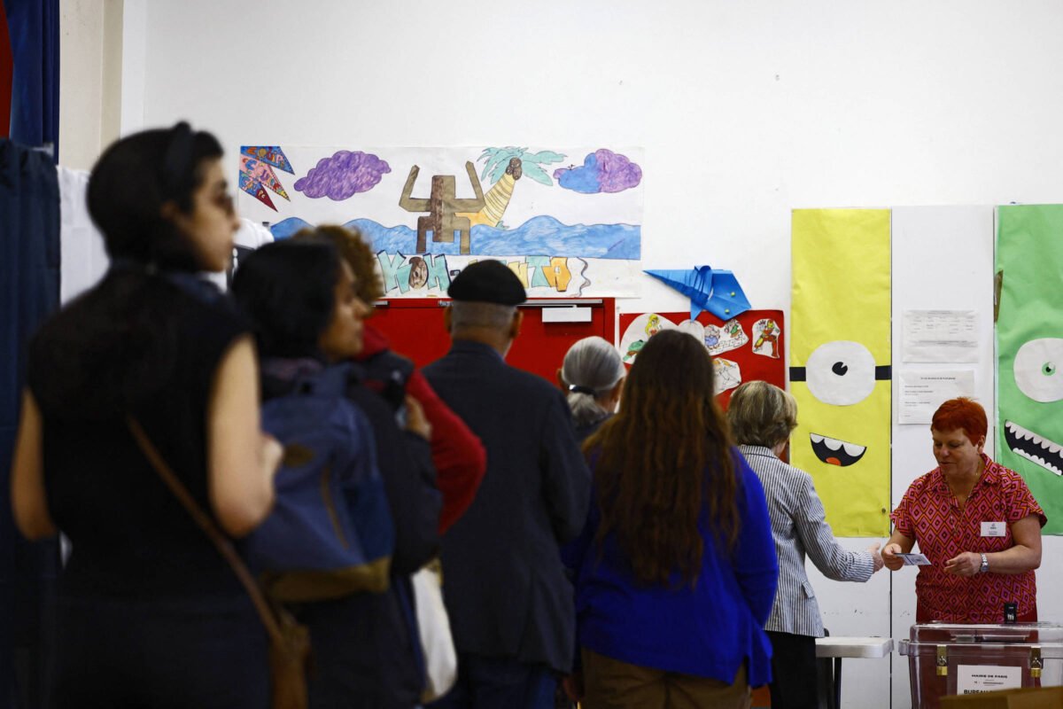 Comparecimento às urnas reflete tensão eleitoral na França - 07/07/2024