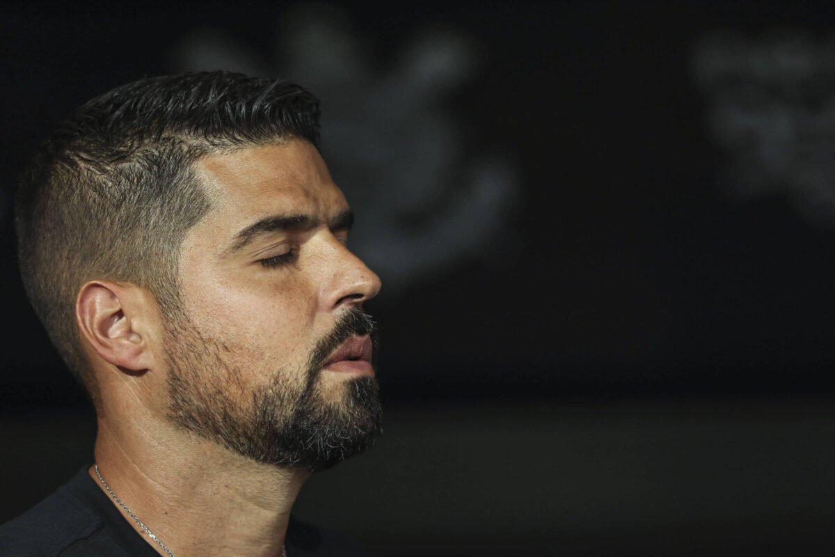 Corinthians anuncia demissão do treinador António Oliveira - 02/07/2024 -