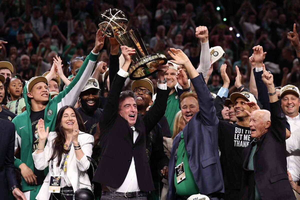 Donos do Boston Celtics colocam equipe campeã à venda -