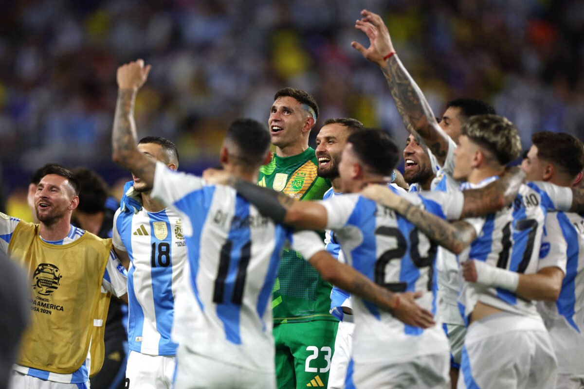 Fifa investiga canto racista de argentinos contra a França -