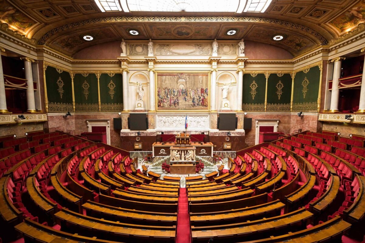 França: Eleição divide Congresso e ameaça governabilidade - 08/07/2024 -